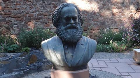 Karl-Marx-Statue im Garten des Karl-Marx-Hauses in Trier